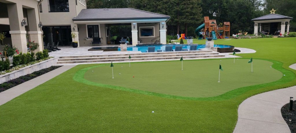 residential golf green installed by SYNLAwn